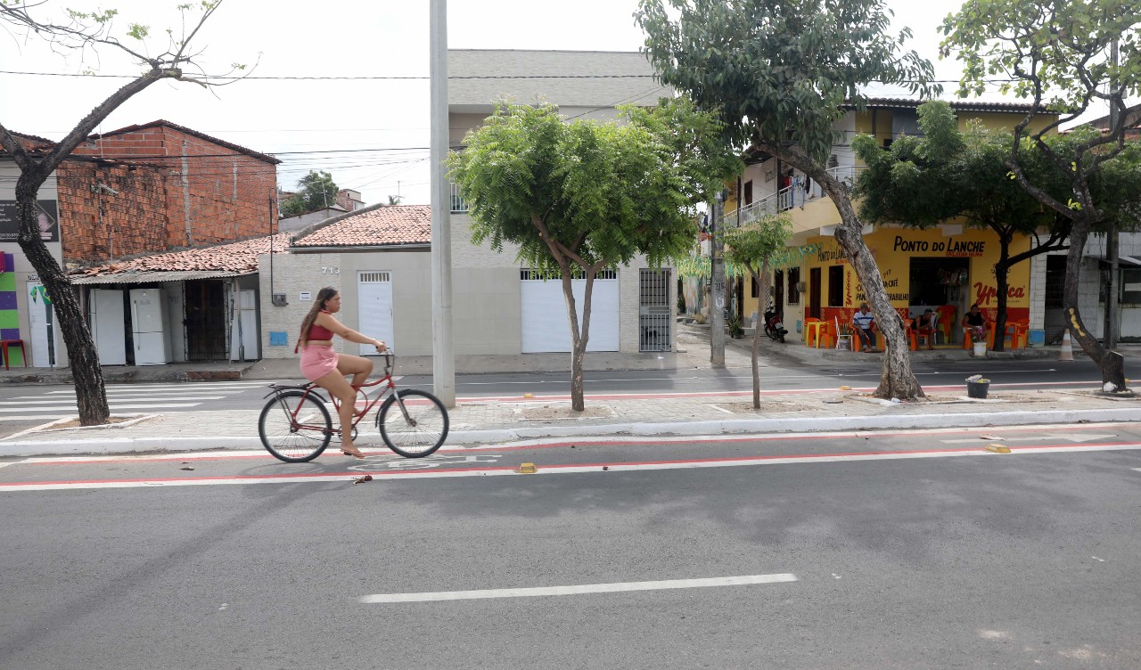 mulher andando de bicicleta na Av. Radialista José Lima Verde